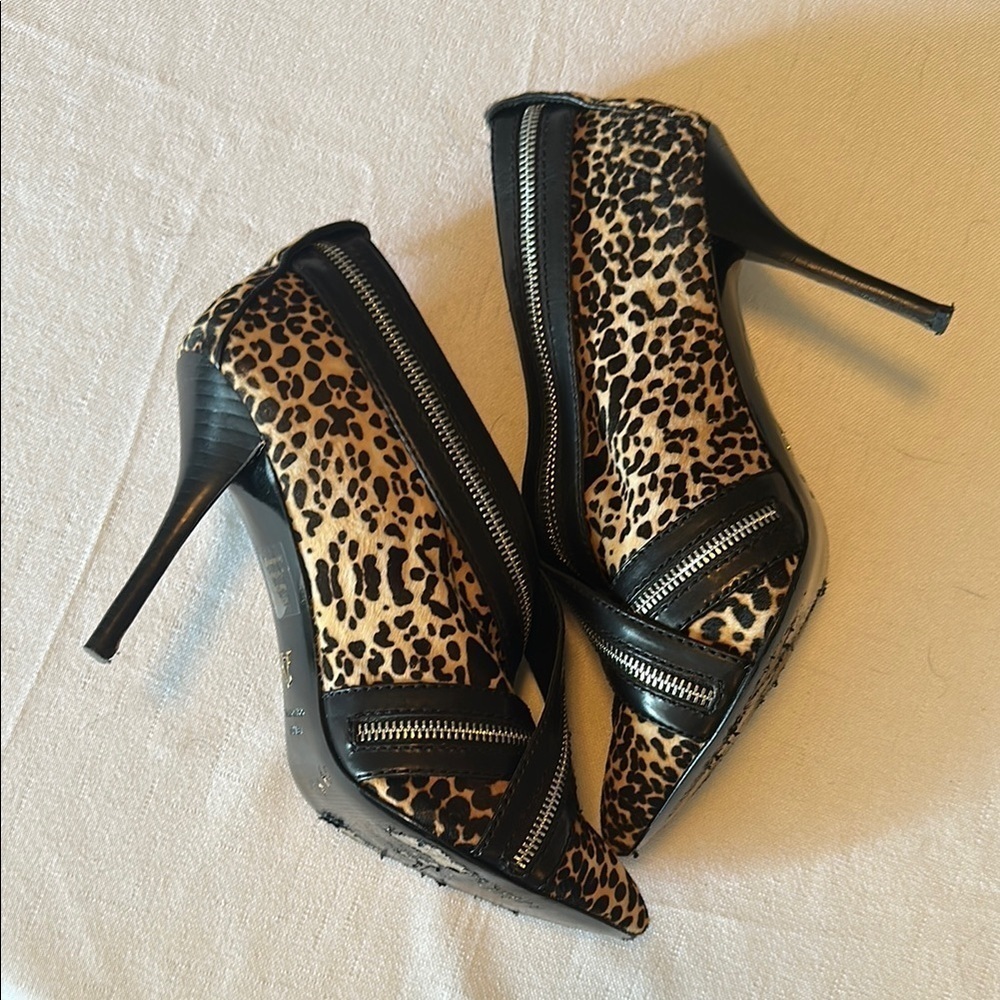 Vince Camuto Brown and Black Heels with Sophisticated Design - Picture 10 of 11